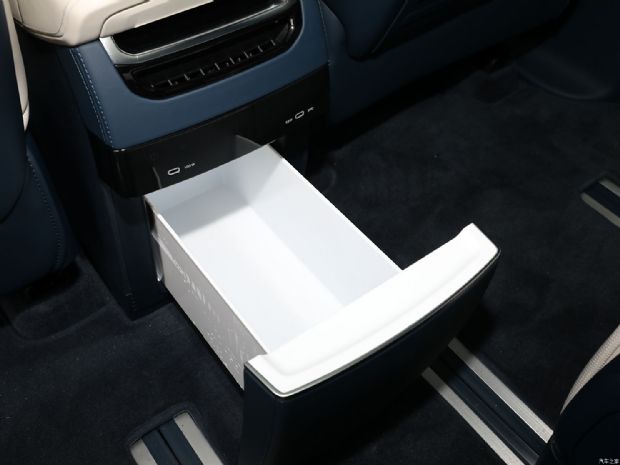 极氪 极氪009 2024款 七座过道版四驱 108kWh