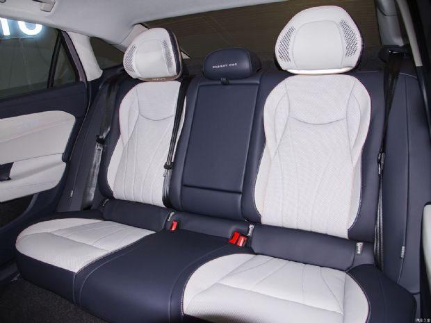 上汽大众 帕萨特 2025款 PRO 380TSI 耀尊版