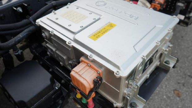 驾评全新一代欧马可智蓝HS1混动轻卡：性能与驾乘体验双跃升的高效城配利器