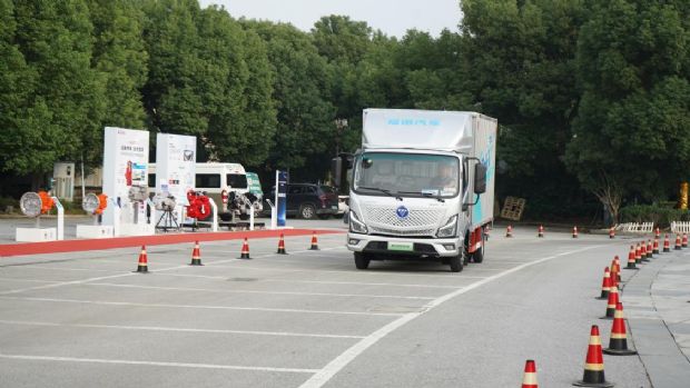 驾评全新一代欧马可智蓝HS1混动轻卡：性能与驾乘体验双跃升的高效城配利器