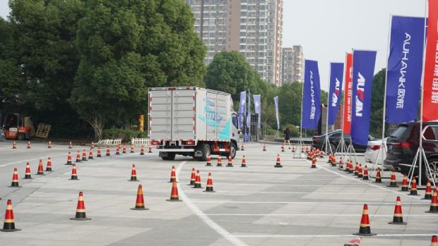 驾评全新一代欧马可智蓝HS1混动轻卡：性能与驾乘体验双跃升的高效城配利器