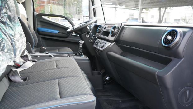 驾评全新一代欧马可智蓝HS1混动轻卡：性能与驾乘体验双跃升的高效城配利器