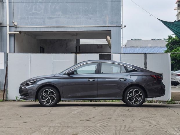 上汽集团 MG5 2024款 300TGI DCT高配版