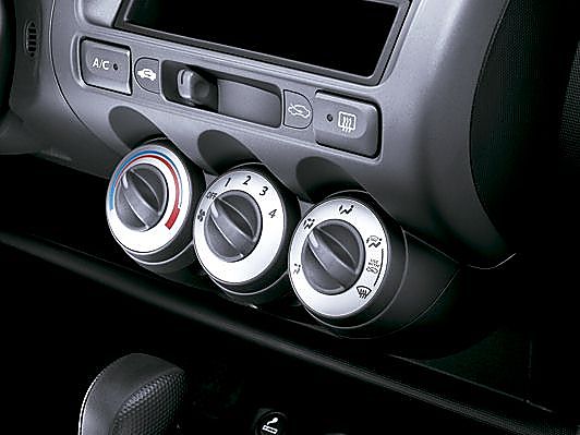 图为新飞度内饰及细节