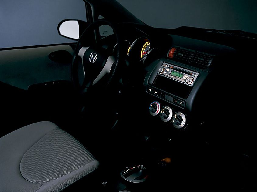 图为新飞度内饰及细节