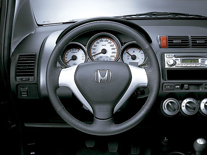 图为新飞度内饰及细节