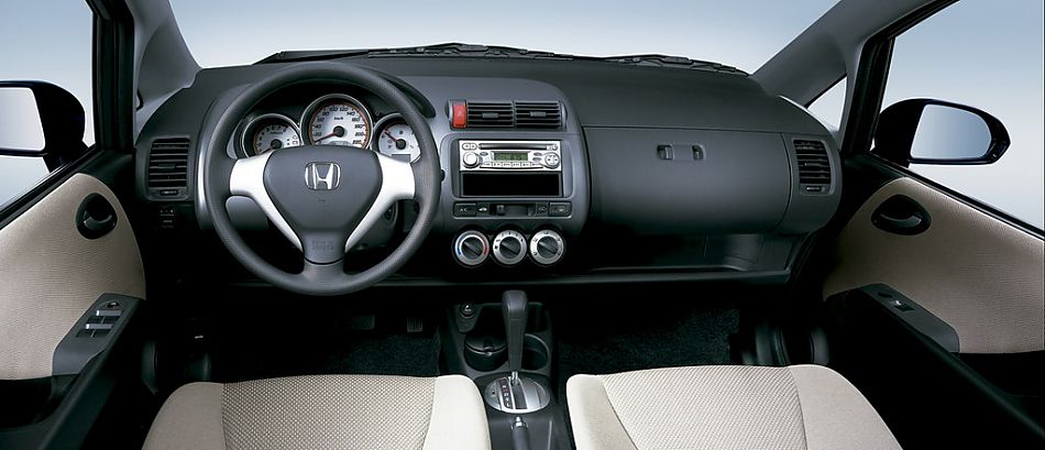 图为新飞度内饰及细节