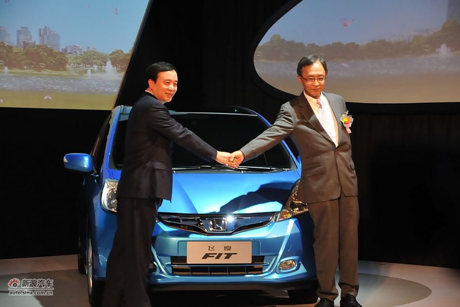 2011款飞度上市现场领导合影