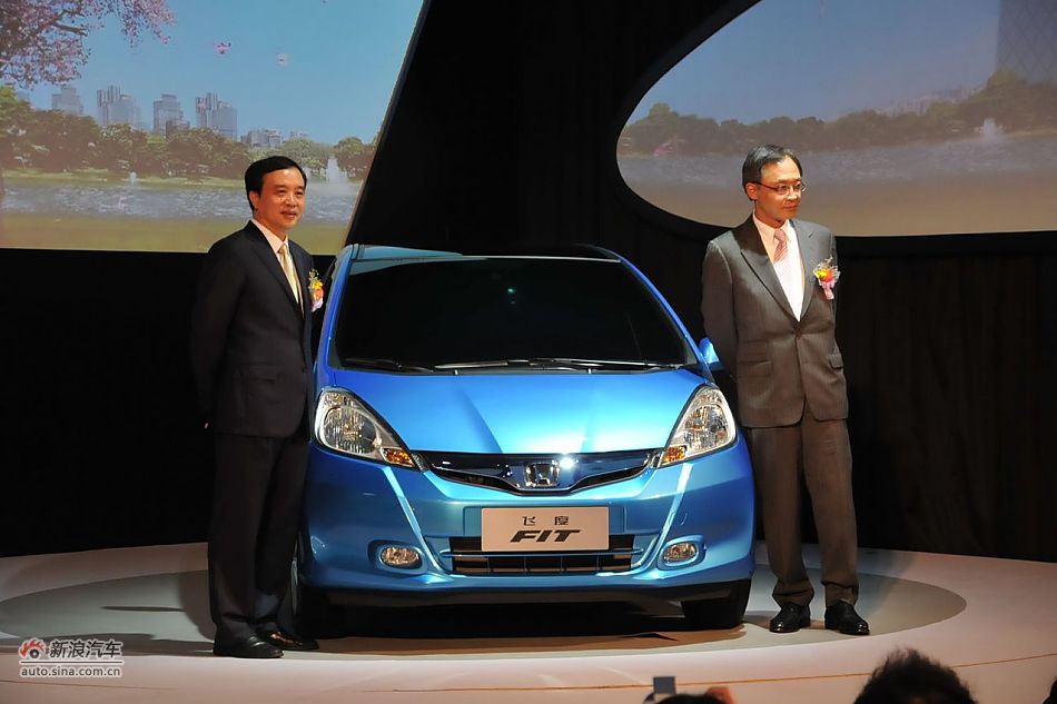 2011款飞度上市现场领导合影