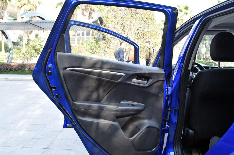 2018款 1.5L CVT豪华版 座椅空间