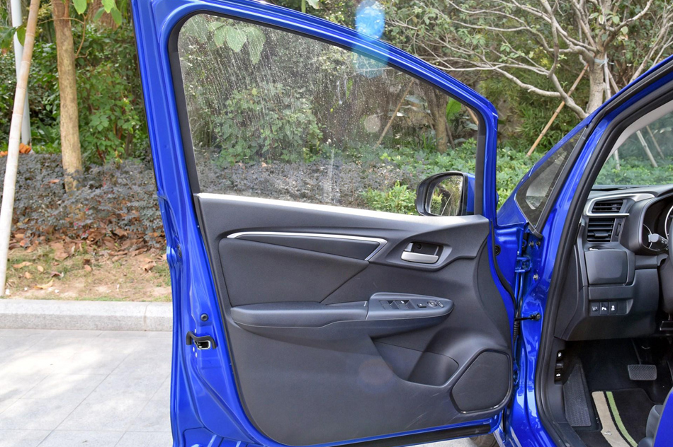 2018款 1.5L CVT豪华版 座椅空间