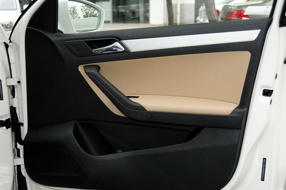 2015款 1.6L 自动舒适型 座椅空间