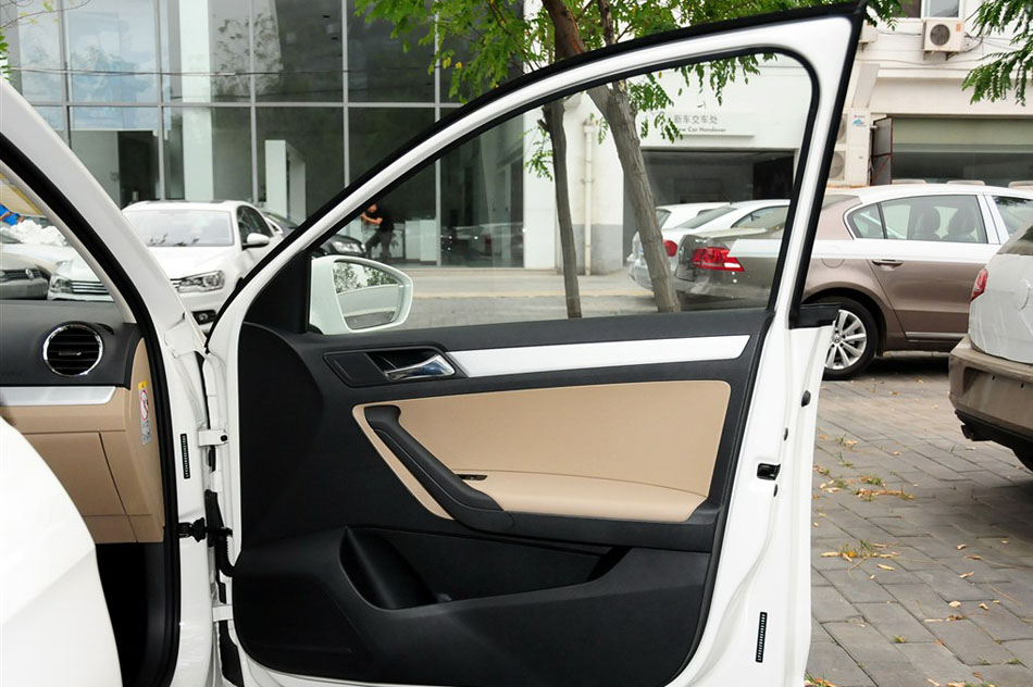 2015款 1.6L 自动舒适型 座椅空间