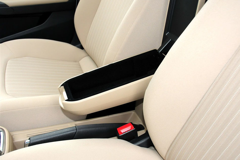 2015款 1.6L 自动舒适型 座椅空间