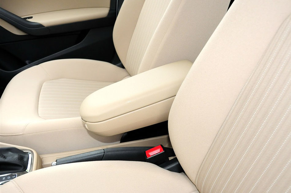 2015款 1.6L 自动舒适型 座椅空间