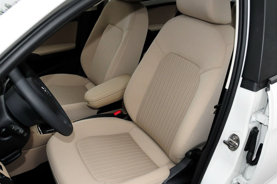 2015款 1.6L 自动舒适型 座椅空间