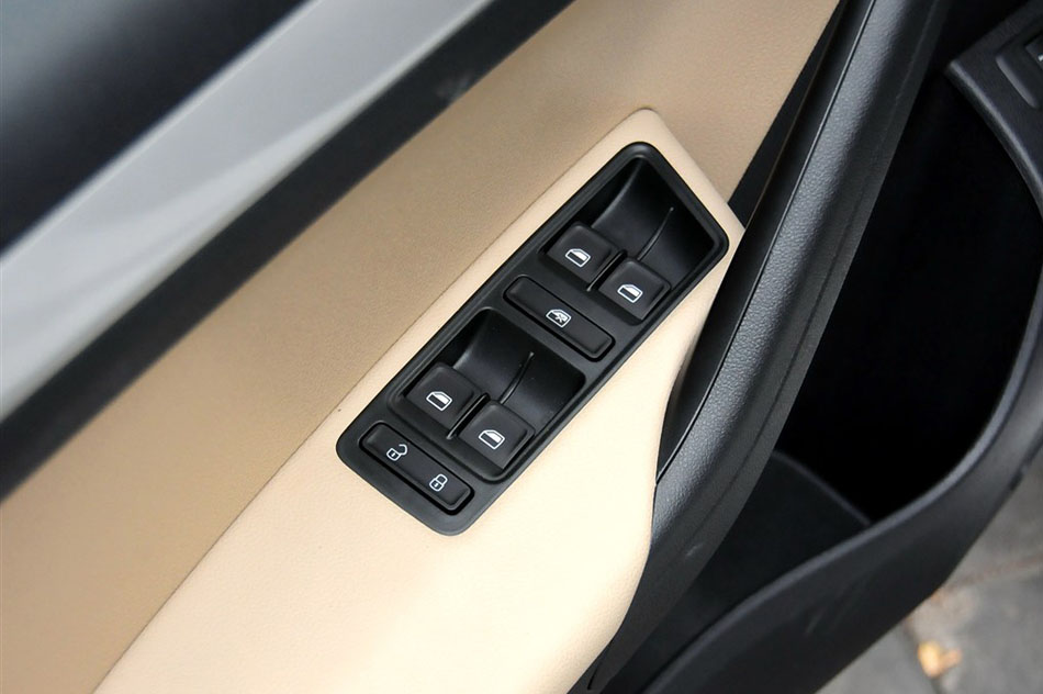 2015款 1.6L 自动舒适型 座椅空间