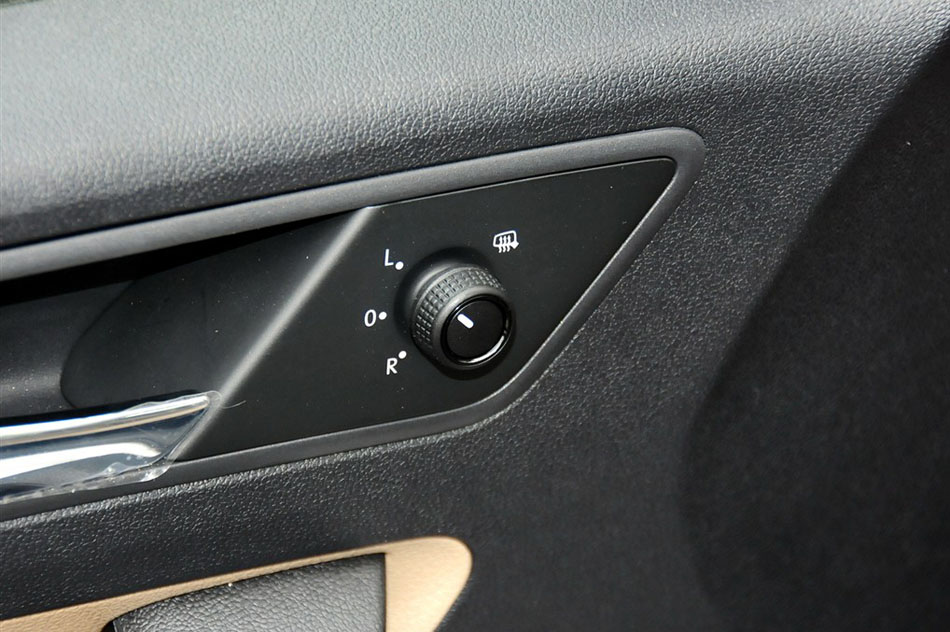 2015款 1.6L 自动舒适型 座椅空间