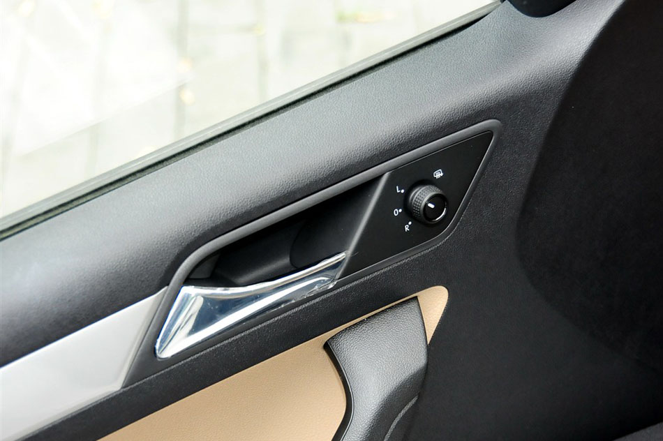 2015款 1.6L 自动舒适型 座椅空间