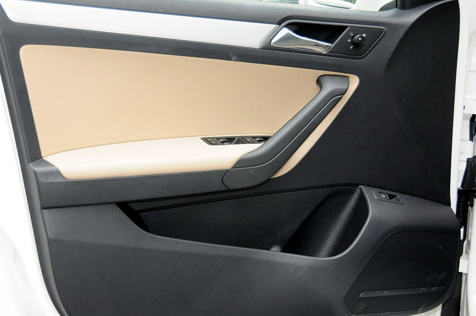 2015款 1.6L 自动舒适型 座椅空间