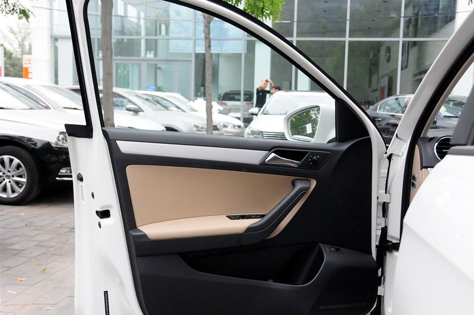 2015款 1.6L 自动舒适型 座椅空间