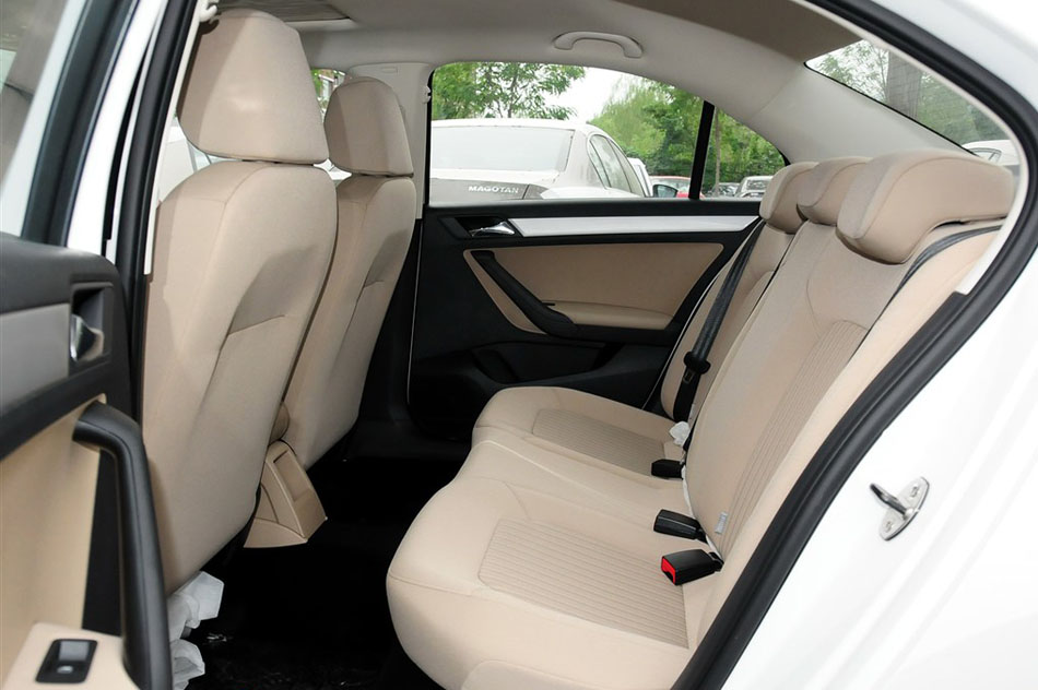 2015款 1.6L 自动舒适型 座椅空间