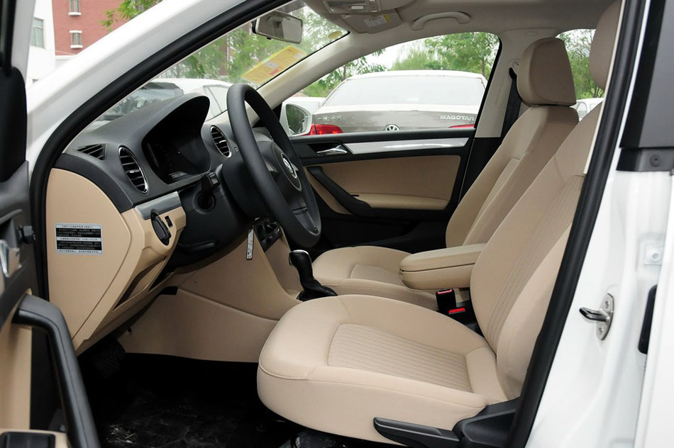 2015款 1.6L 自动舒适型 座椅空间