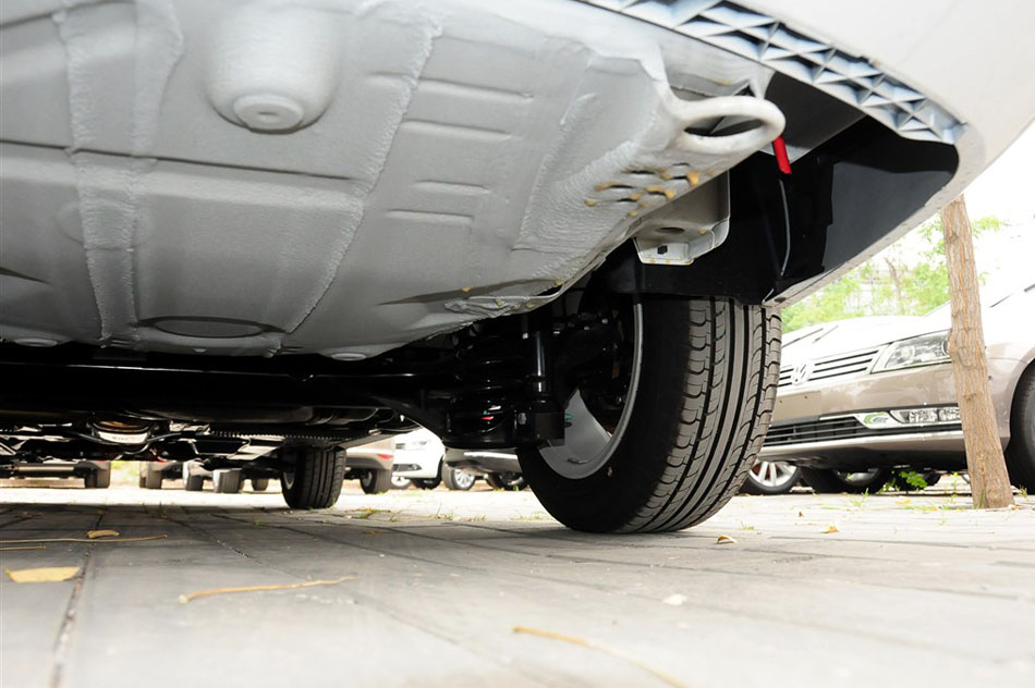 2015款 1.6L 自动舒适型 引擎底盘