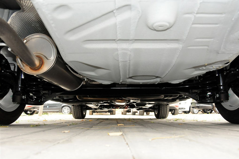 2015款 1.6L 自动舒适型 引擎底盘