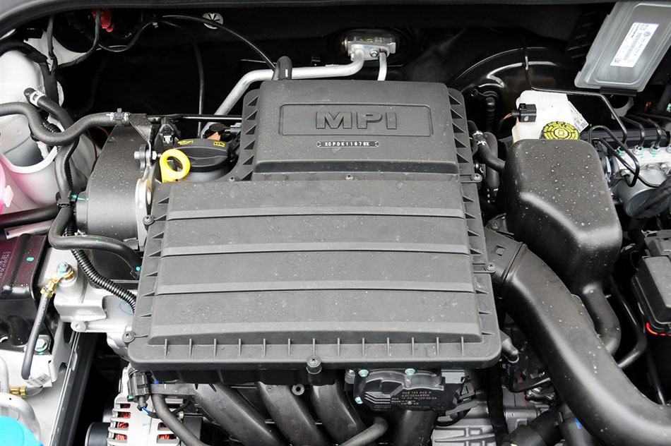 2015款 1.6L 自动舒适型 引擎底盘