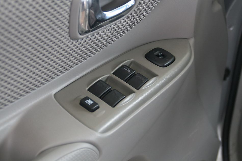 海马汽车新普力马电动车门