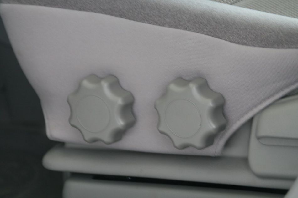 海马汽车新普力马座椅调节