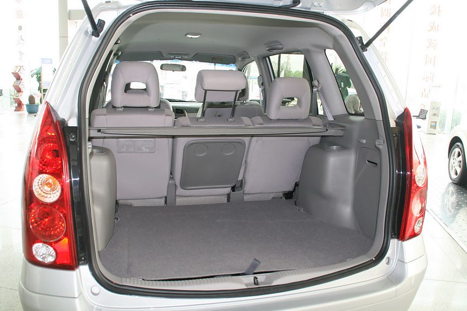 海马汽车新普力马后备厢