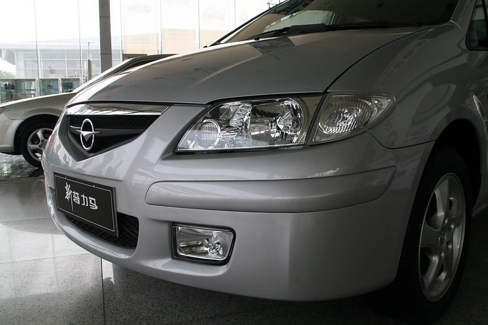 海马汽车新普力马前大灯