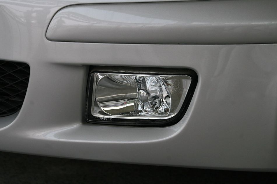 海马汽车新普力马前灯