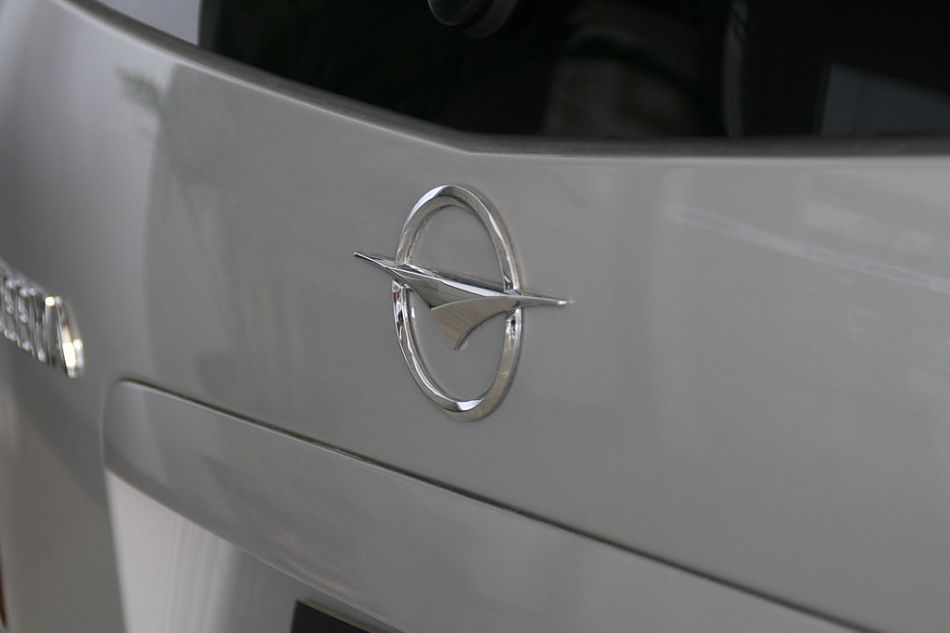 海马汽车新普力马尾部车标