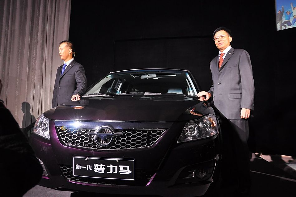 海马公司领导与新一代普力马合影