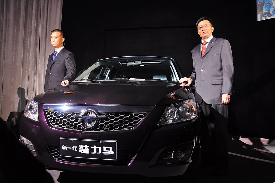 海马公司领导与新一代普力马合影