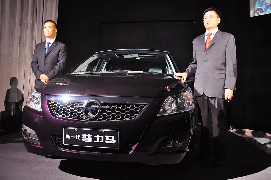 海马公司领导与新一代普力马合影