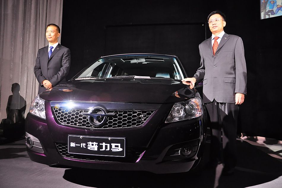 海马公司领导与新一代普力马合影