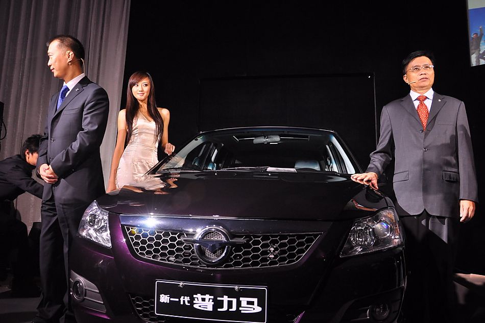 海马公司领导与新一代普力马合影