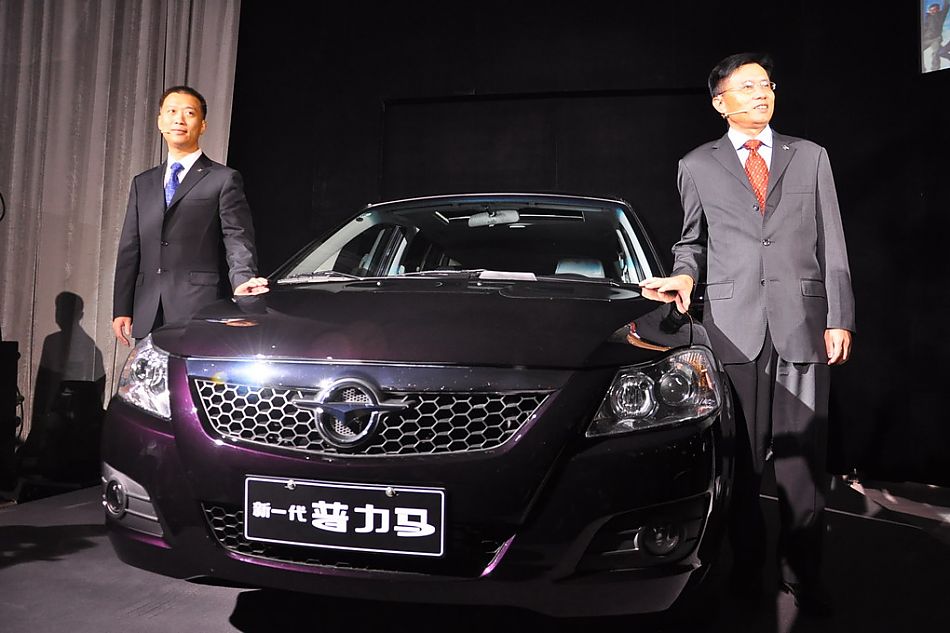 海马公司领导与新一代普力马合影