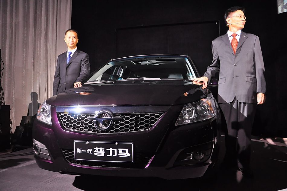 海马公司领导与新一代普力马合影