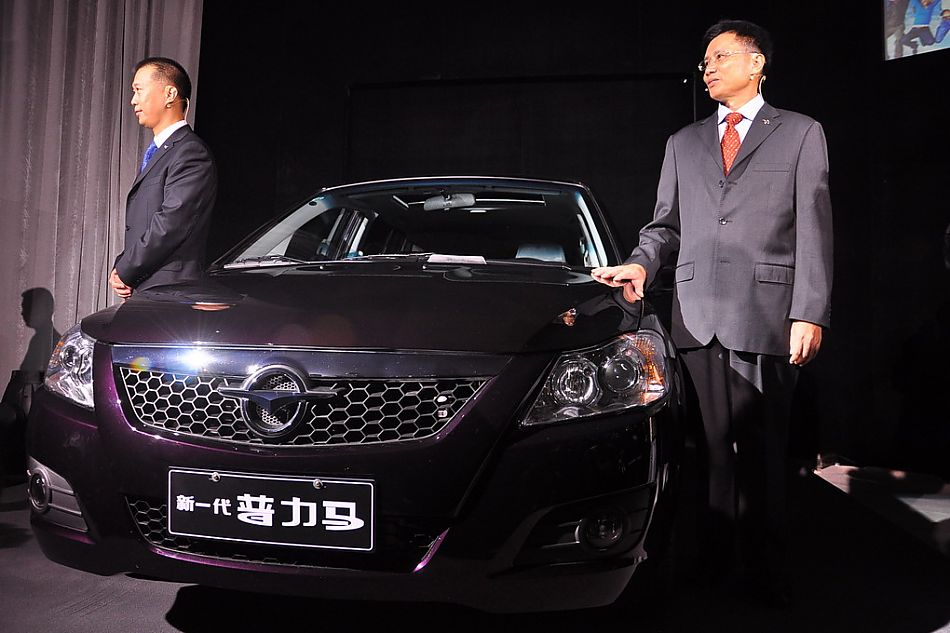 海马公司领导与新一代普力马合影