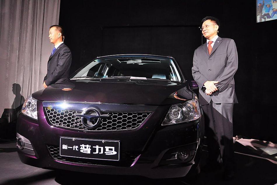 海马公司领导与新一代普力马合影