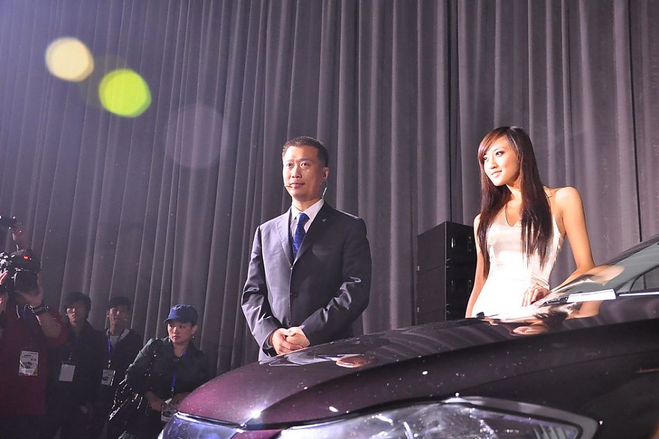 海马公司领导与新一代普力马合影