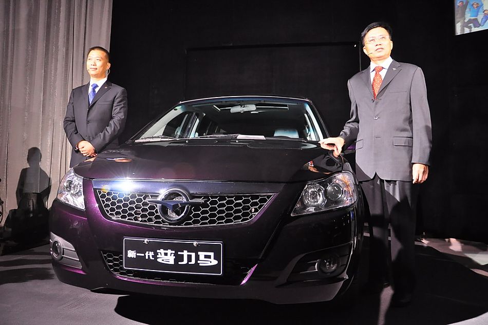 海马公司领导与新一代普力马合影