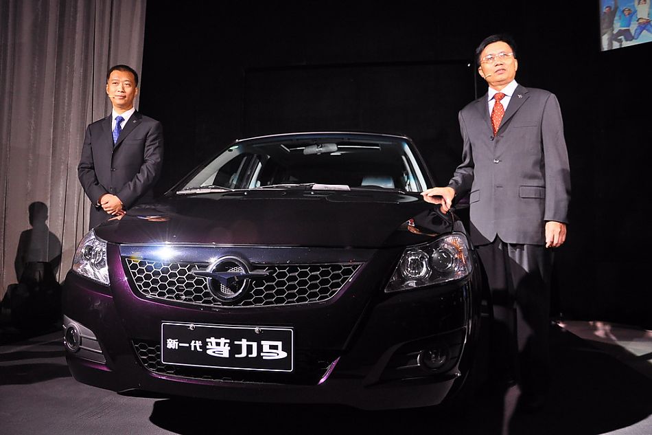 海马公司领导与新一代普力马合影