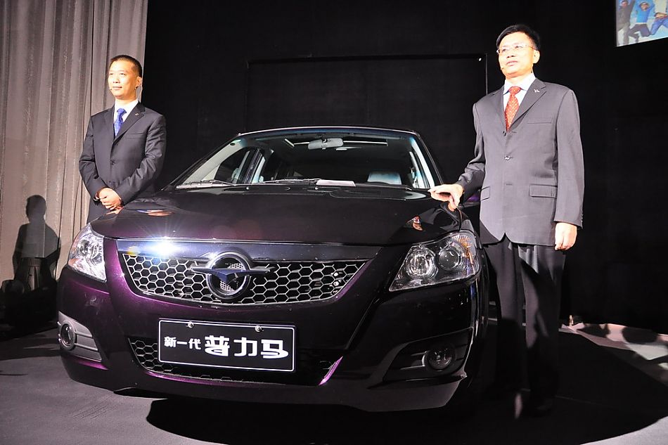 海马公司领导与新一代普力马合影