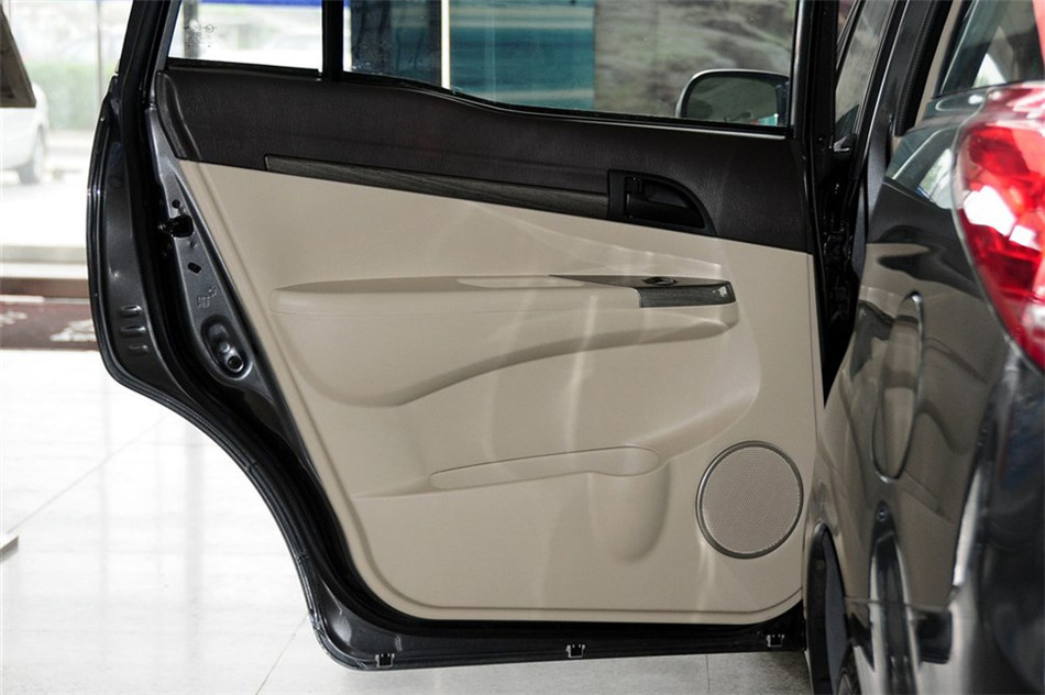 新普力马 2013款 1.6L MT 7座创想版 空间